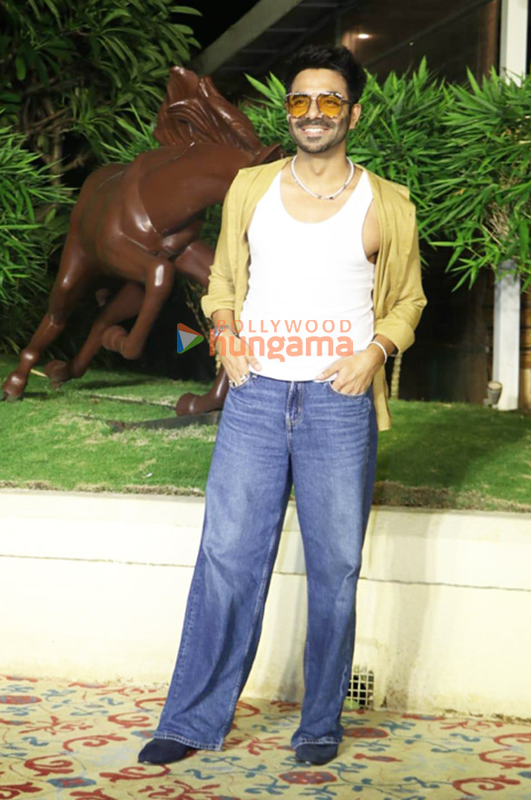 photos nora fatehi tiger shroff and others attend the welcome party for warner music group 55