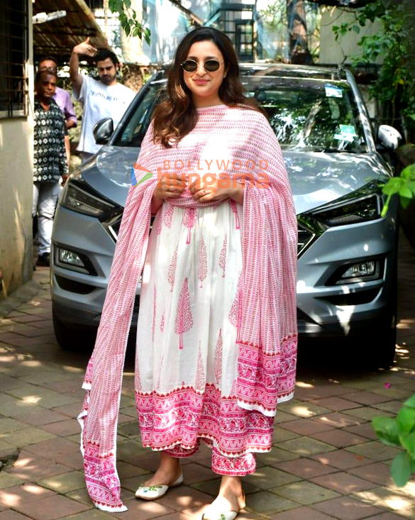 photos parineeti chopra snapped in juhu 5