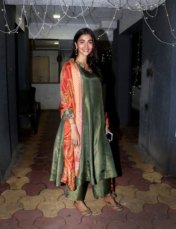 photos pooja hegde snapped celebrating diwali outside her house 5 4