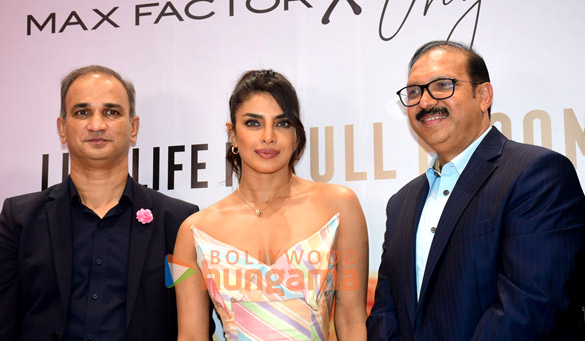photos priyanka chopra snapped at shoppers stop bandra 4