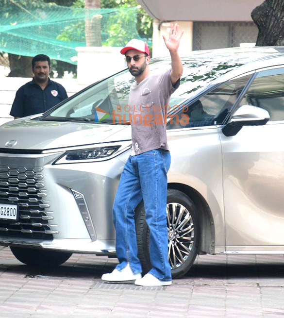 photos ranbir kapoor snapped at sanjay leela bhansalis house in juhu 1
