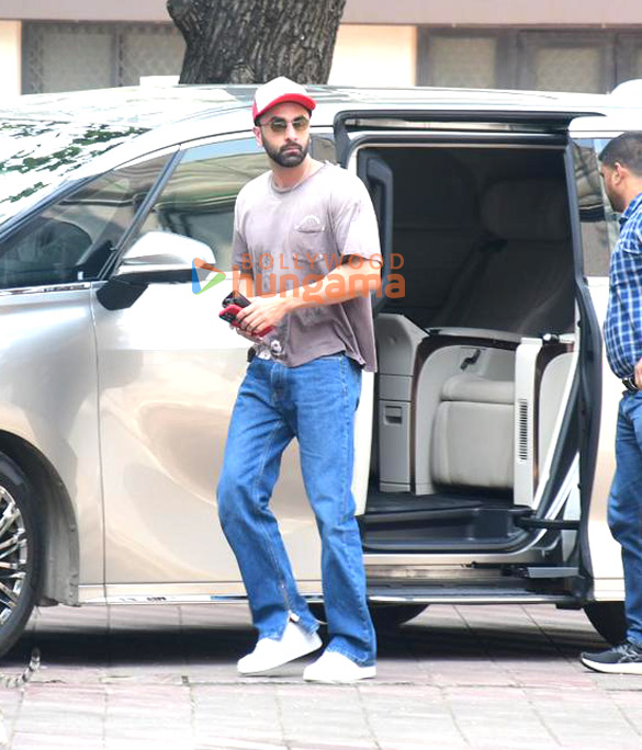photos ranbir kapoor snapped at sanjay leela bhansalis house in juhu 10