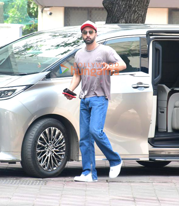 photos ranbir kapoor snapped at sanjay leela bhansalis house in juhu 8