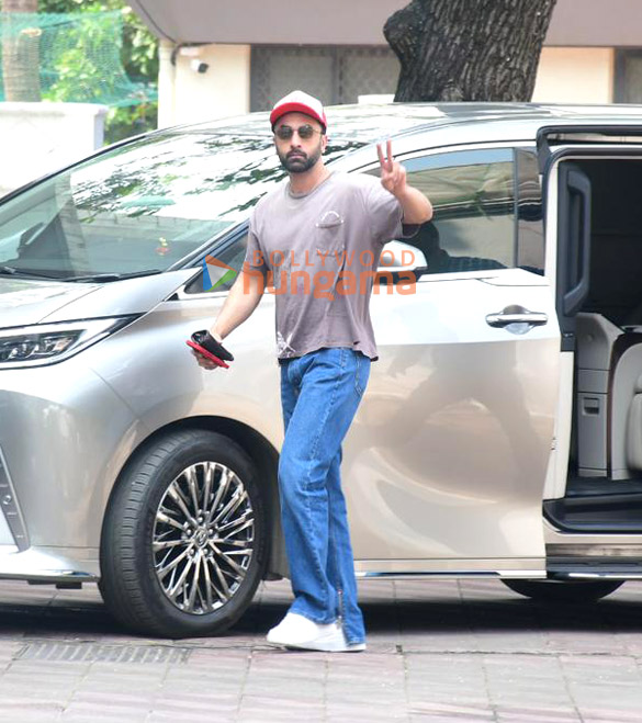 Photos: Ranbir Kapoor snapped at Sanjay Leela Bhansali’s house in Juhu Photos: Ranbir Kapoor snapped at Sanjay Leela Bhansali’s house in Juhu