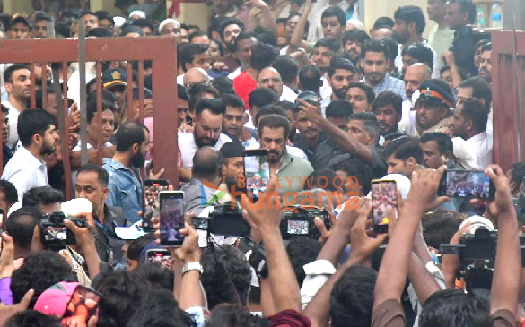 photos salman khan sohail khan arpita khan atul agnihotri and others attend last rites of baba siddique at his residence in bandra 5