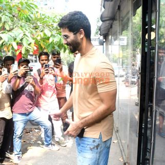 Photos: Shahid Kapoor spotted at outside a cafe in Bandra