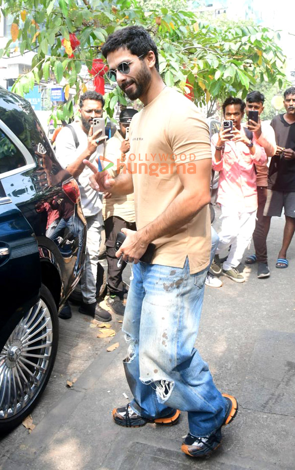 photos shahid kapoor spotted at outside a cafe in bandra 3
