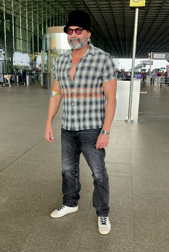 photos shraddha kapoor kanika kapoor bobby deol and others snapped at the airport 1