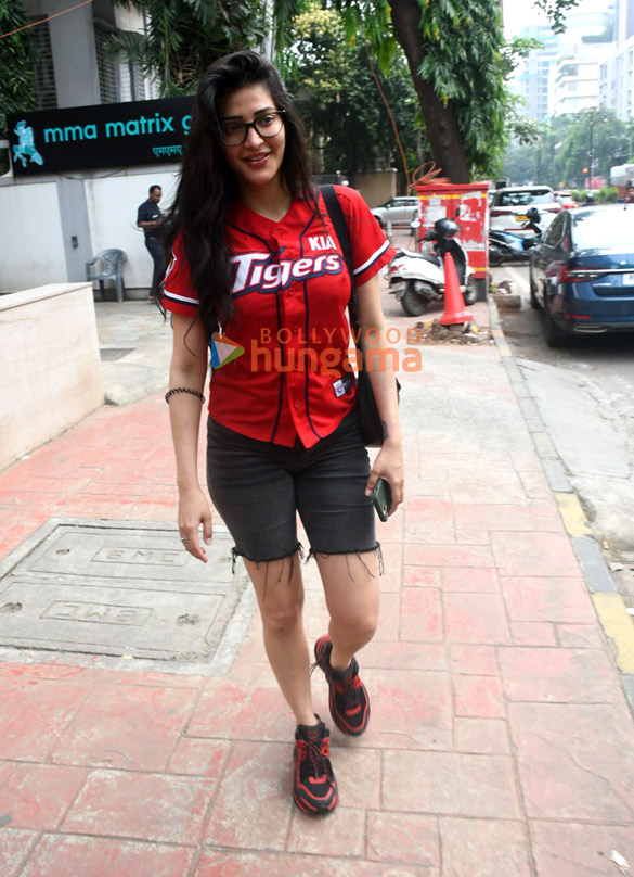 photos shruti haasan snapped outside a mall in santacruz 2