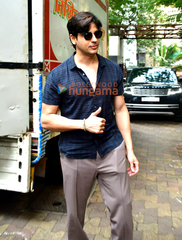 photos sidharth malhotra snapped in andheri 2 5