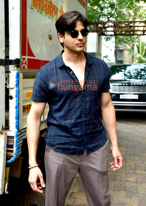 photos sidharth malhotra snapped in andheri 3 5