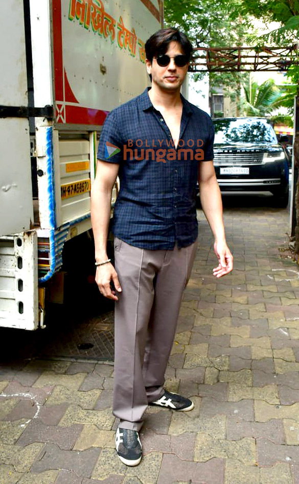 photos sidharth malhotra snapped in andheri 5 3