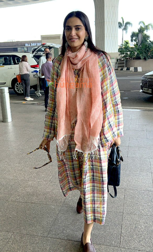 photos tamannaah bhatia sonam kapoor ahuja and others snapped at the airport 6