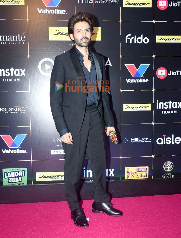 Photos: Kartik Aaryan, Tiger Shroff, Sonakshi Sinha, Sophie Choudry, Raveena Tandon and others snapped at the pink carpet and awards ceremony of Bollywood Hungama OTT India Fest 2024 | Parties & Events