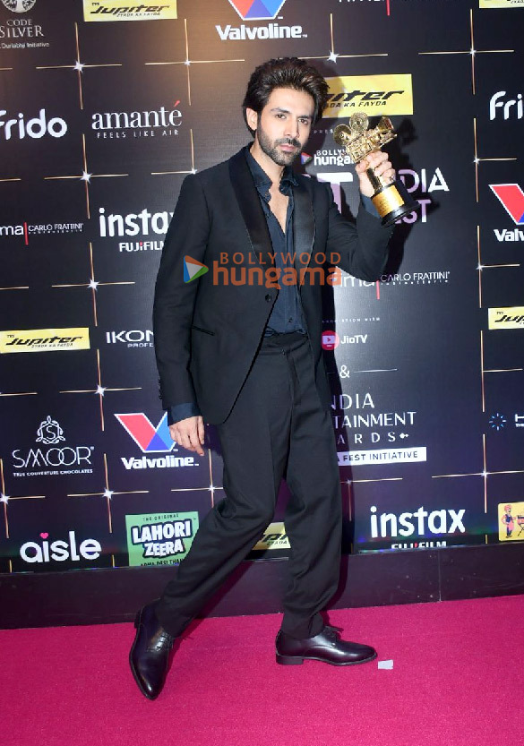 photos tiger shroff sonakshi sinha sophie choudry raveena tandon and others snapped at the pink carpet and awards ceremony of bollywood hungama ott india fest 2024 2 2