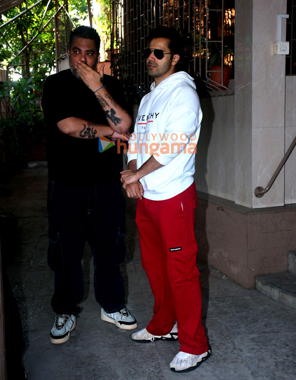photos varun dhawan snapped at a dubbing studio in bandra 2