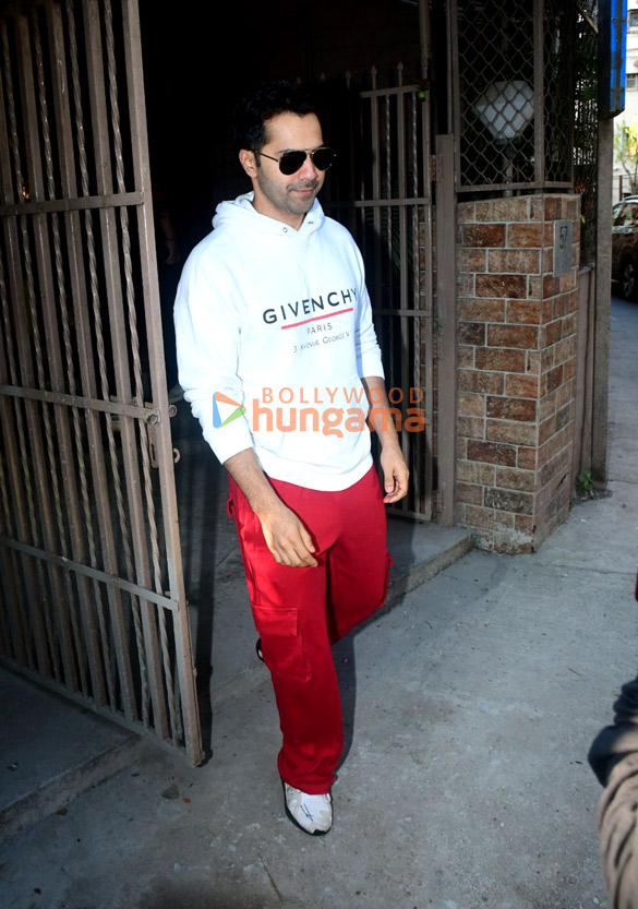 Photos Varun Dhawan snapped at a dubbing studio in Bandra Parties