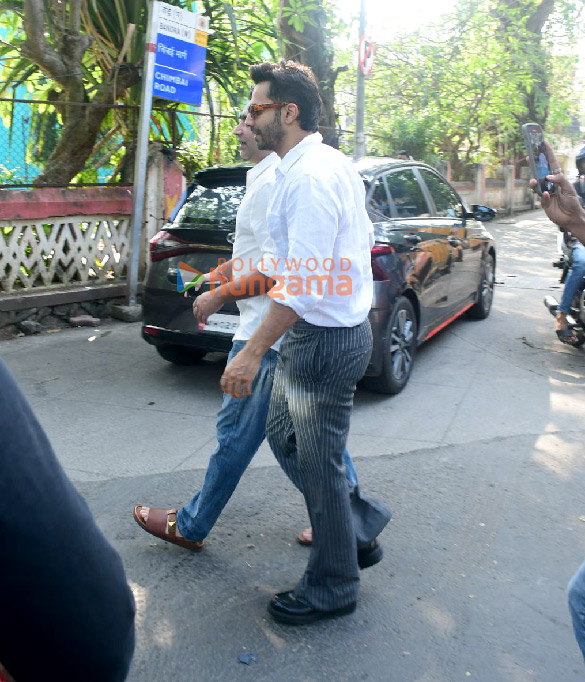 photos varun dhawan snapped outside a dubbing studio in bandra 5