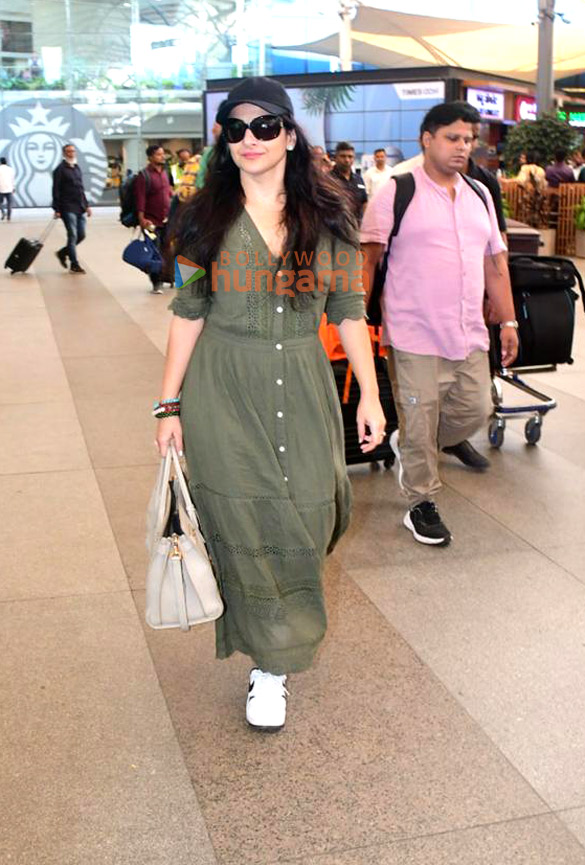photos vidya balan snapped at mumbai airport returning from bhool bhulaiyaa 3 promotions 4