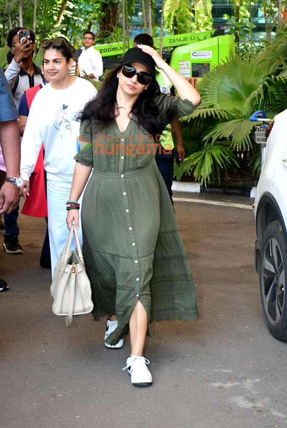 photos vidya balan snapped at mumbai airport returning from bhool bhulaiyaa 3 promotions 6