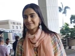 Sonam Kapoor gets clicked by paps at the airport