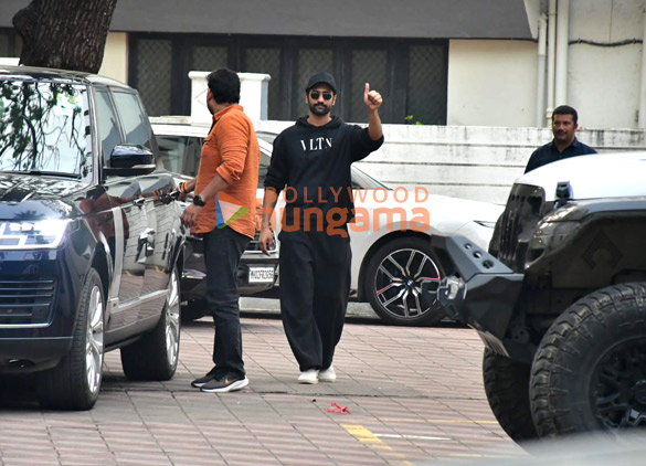 vicky kaushal snapped at sanjay leela bhansalis house 1