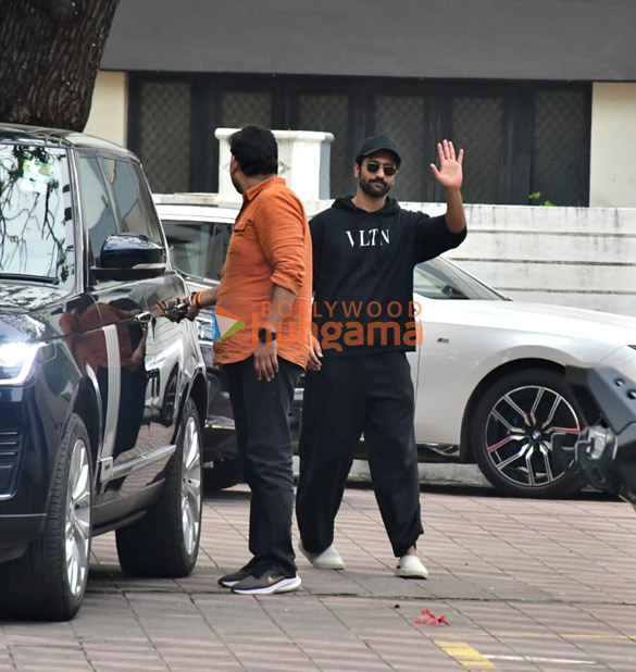 vicky kaushal snapped at sanjay leela bhansalis house 2