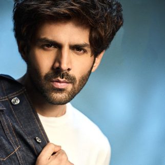 Kartik Aaryan flaunts ‘Housefull’ board at Gaiety Galaxy Theatre, celebrates Bhool Bhulaiyaa 3 success with Bhushan Kumar