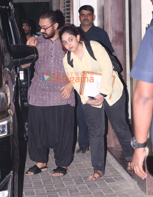 photos aamir khan snapped with daughter ira khan in bandra 4