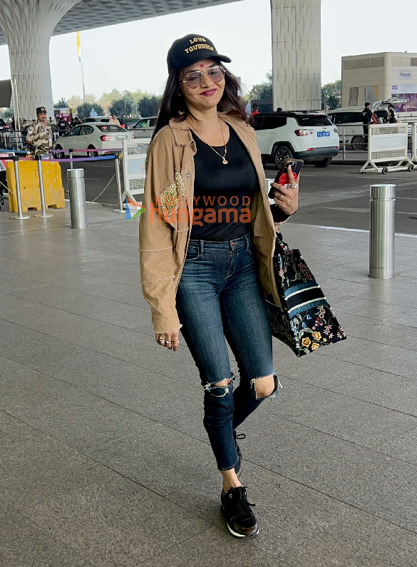 photos adnan sami and madhoo snapped at the airport 2