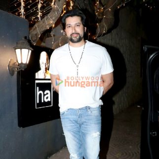 Photos: Aftab Shivdasani snapped at Hakim Aalim’s salon in Bandra