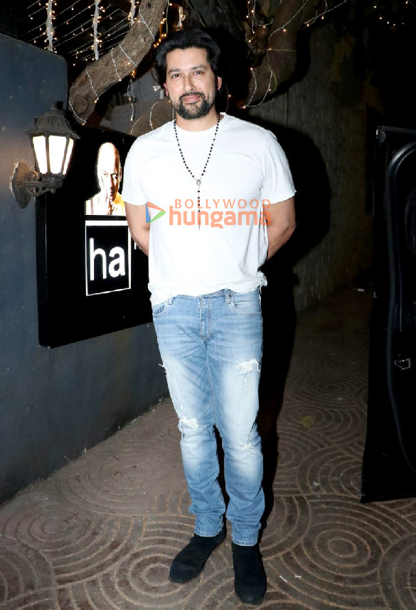 photos aftab shivdasani snapped at hakim aalims salon in bandra 4