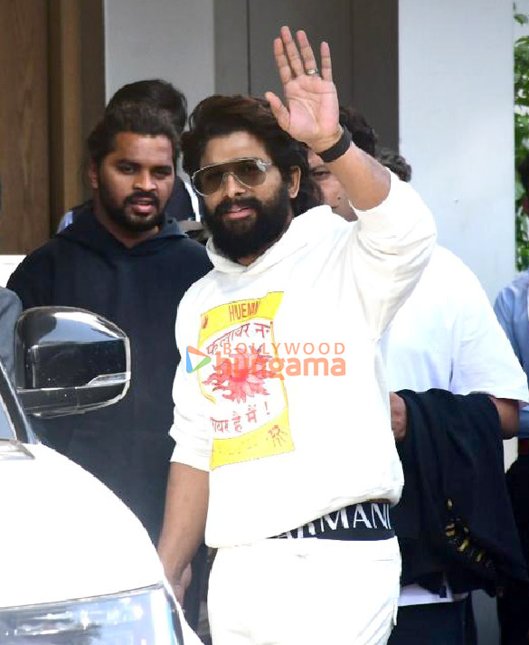 photos allu arjun snapped at kalina airport 1