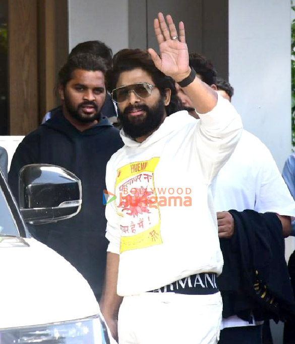 photos allu arjun snapped at kalina airport 3