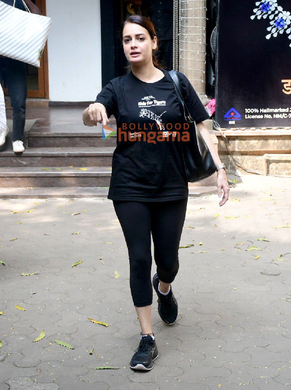 photos dia mirza spotted outside a store in bandra 3