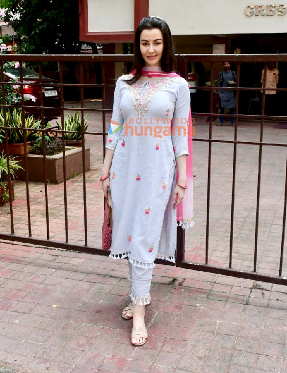 photos giorgia andriani spotted outside her residence in bandra 3
