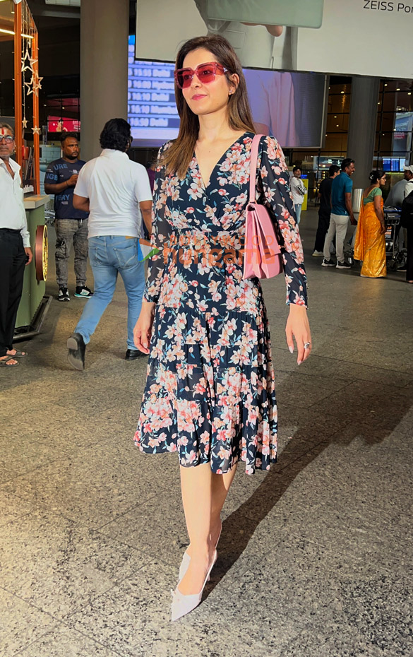 photos kartik aaryan raashii khanna and sonam bajwa snapped at the airport 3