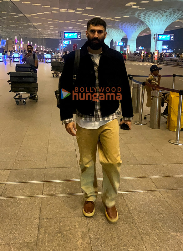 photos kartik aaryan and aditya roy kapur snapped at the airport 5