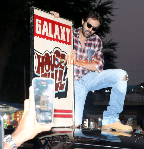 photos kartik aaryan snapped at gaiety galaxy cinemas 4