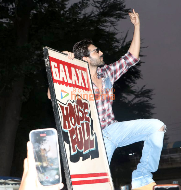 photos kartik aaryan snapped at gaiety galaxy cinemas 5