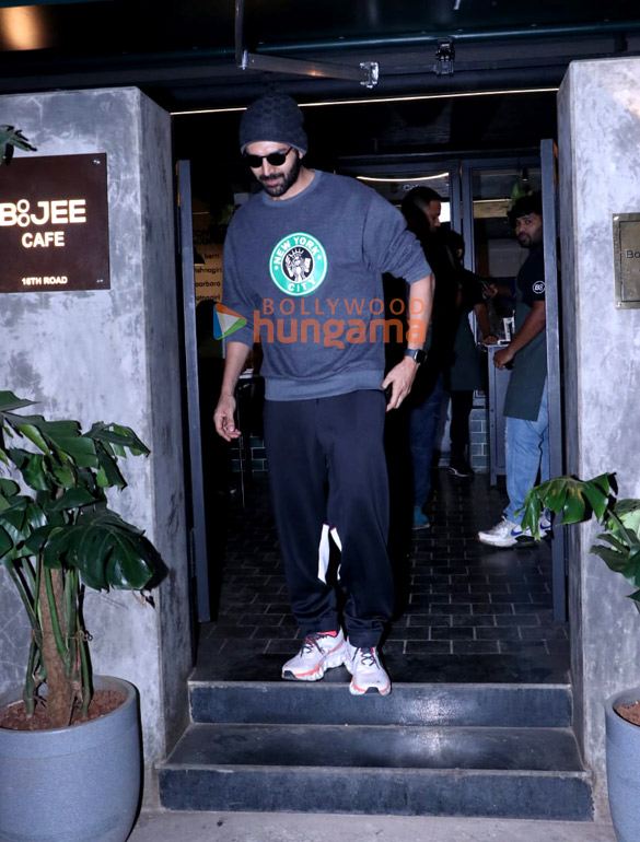 photos kartik aaryan snapped in bandra 1 10