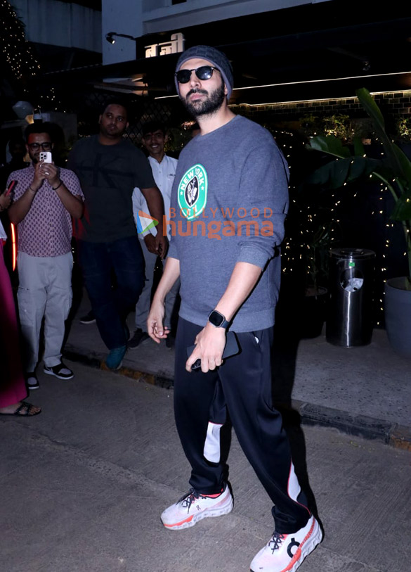Photos: Kartik Aaryan snapped in Bandra Photos: Kartik Aaryan snapped in Bandra