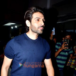 Photos: Kartik Aaryan snapped in Juhu