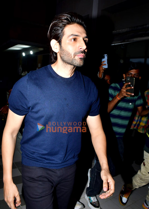 Photos: Kartik Aaryan snapped in Juhu