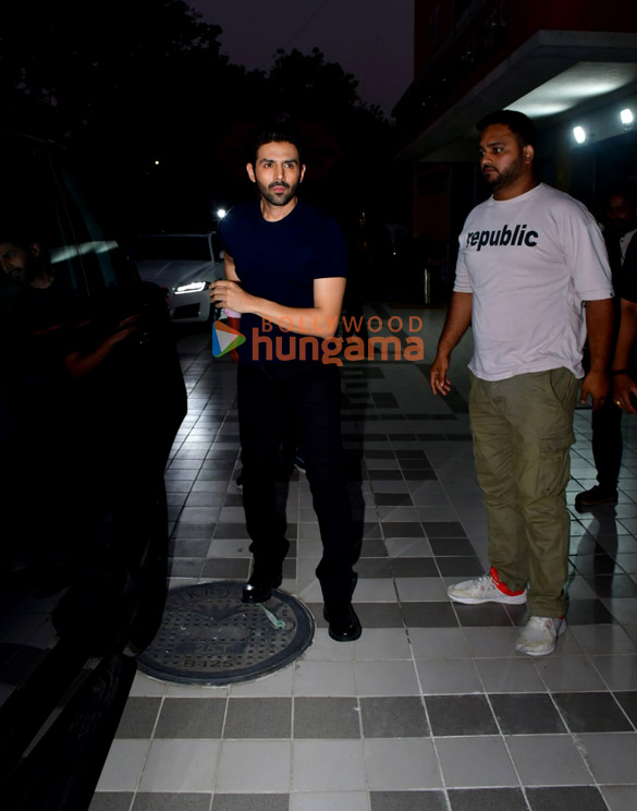 photos kartik aaryan snapped in juhu 4 35