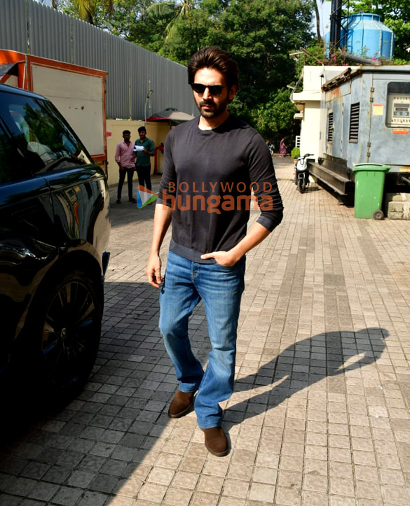 photos kartik aaryan snapped outside juhu pvr 5