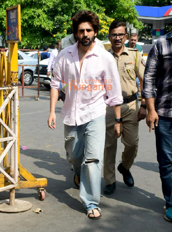 photos kartik aaryan visits siddhivinayak temple to seek blessings 1