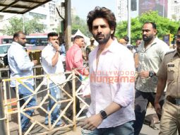 Photos: Kartik Aaryan visits Siddhivinayak Temple to seek blessings