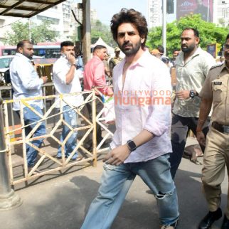 Photos: Kartik Aaryan visits Siddhivinayak Temple to seek blessings