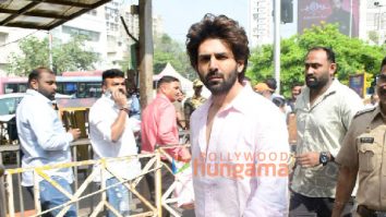 Photos: Kartik Aaryan visits Siddhivinayak Temple to seek blessings